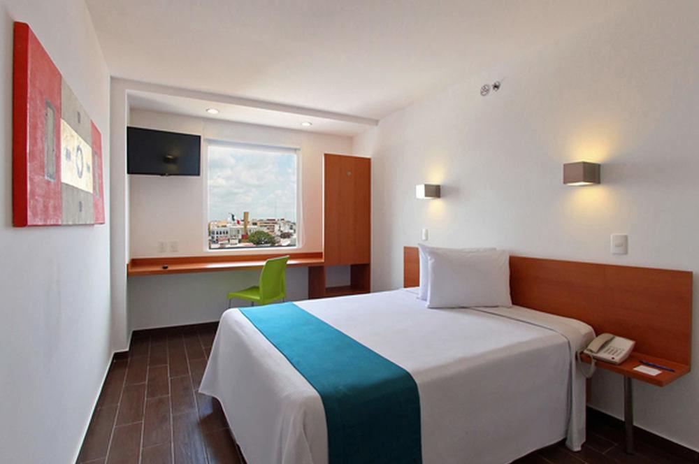 One Irapuato Hotel Exterior photo