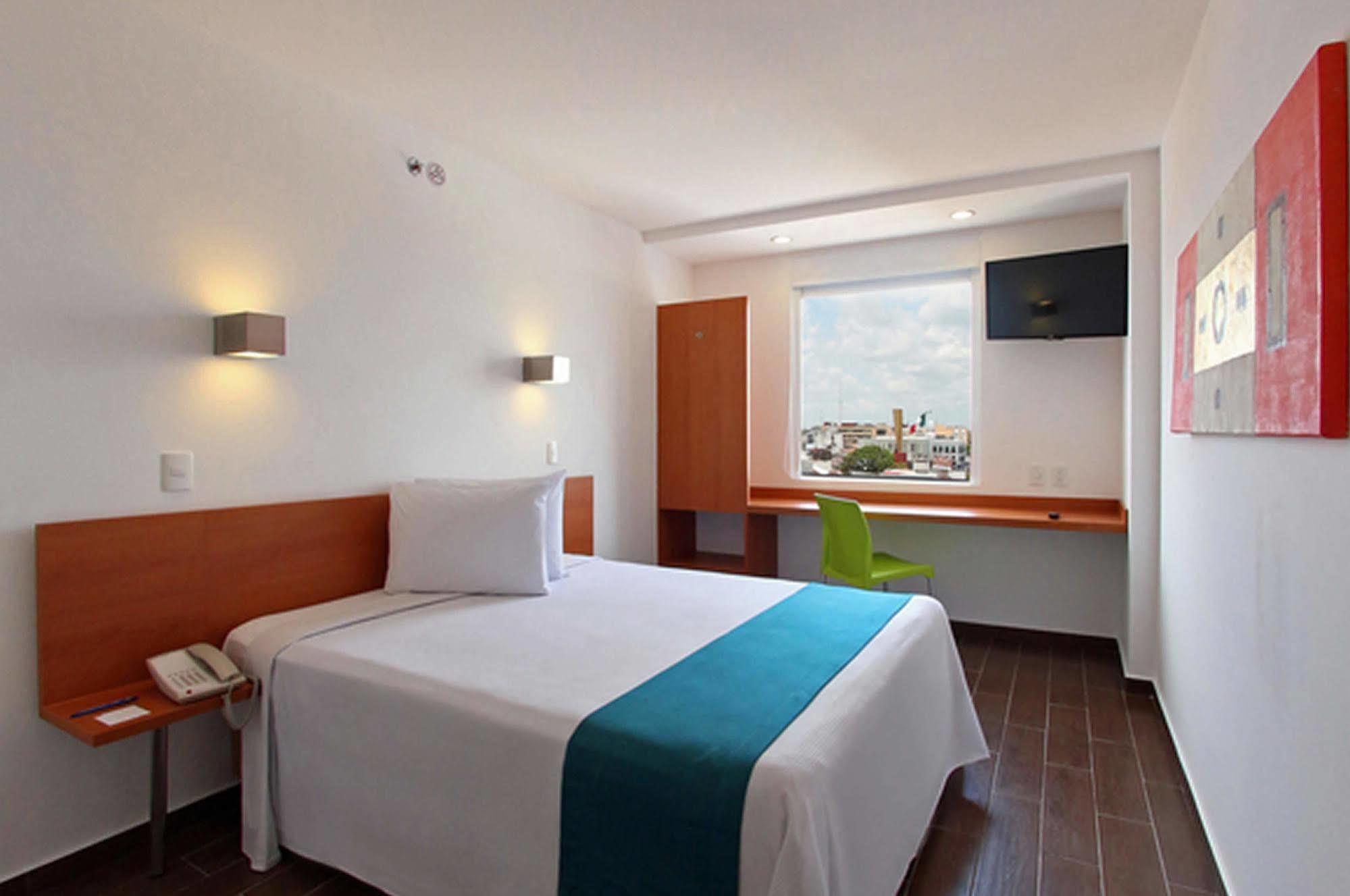 One Irapuato Hotel Exterior photo