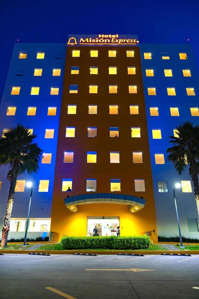 One Irapuato Hotel Exterior photo